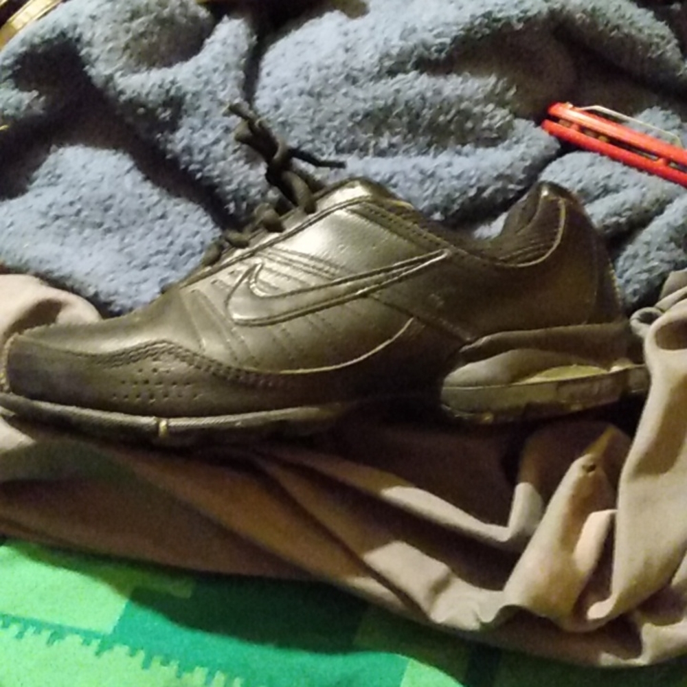 Women's tennis shoes